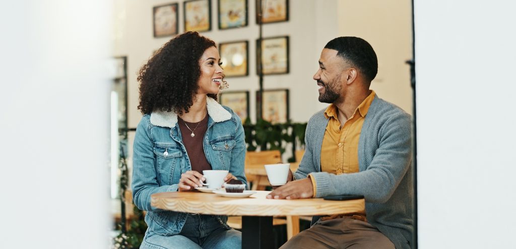 امرأة ورجل في مقهى