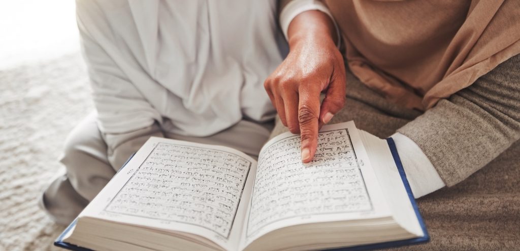 امرأةوطفلتها تقرآن القرآن