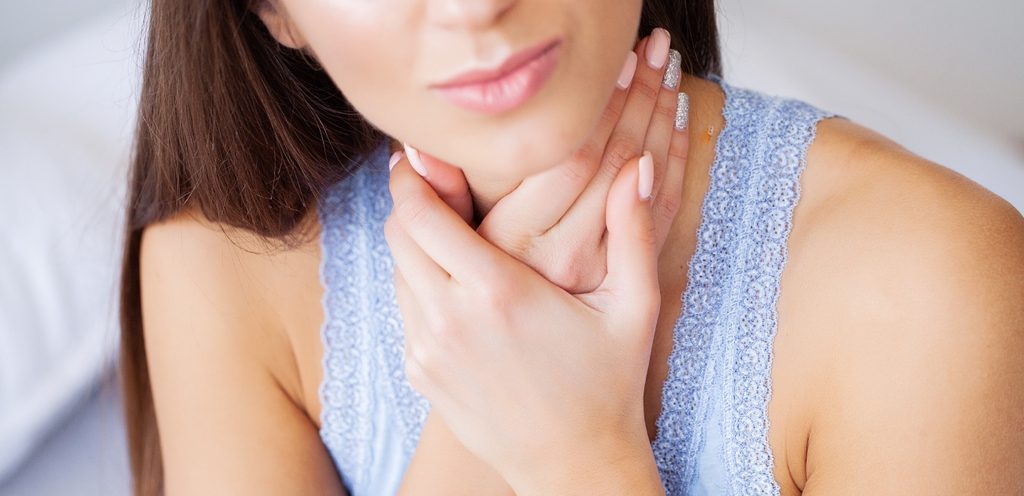 امرأة تعاني من آلام الحلق