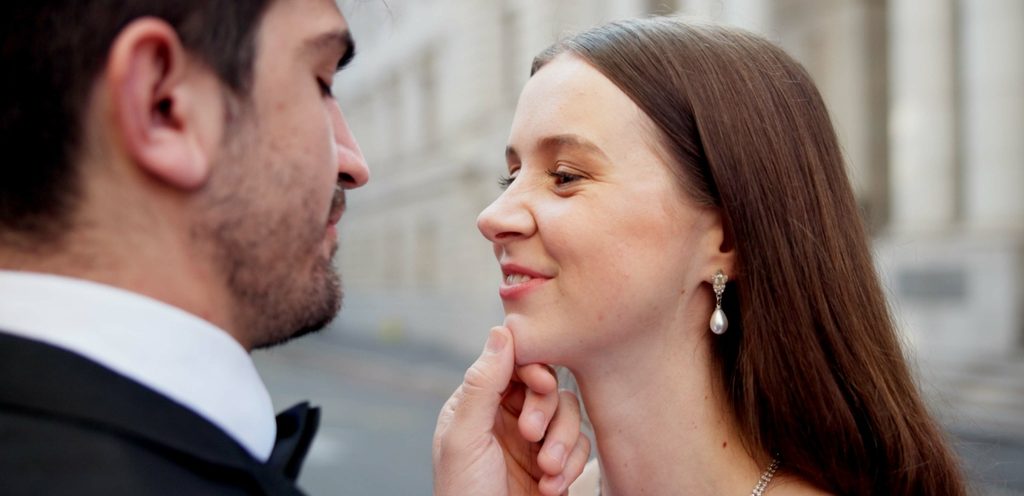 امرأة ورجل ينظران إلى بعضهما بحب