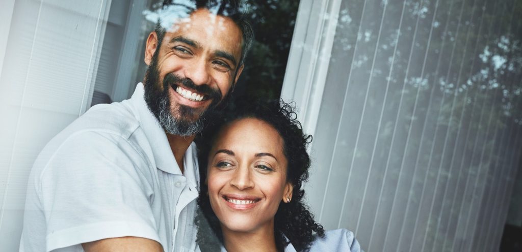 امرأة ورجل سعيدان