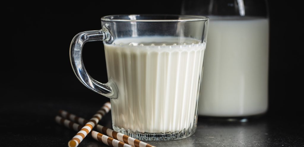 كوبين من الحليب