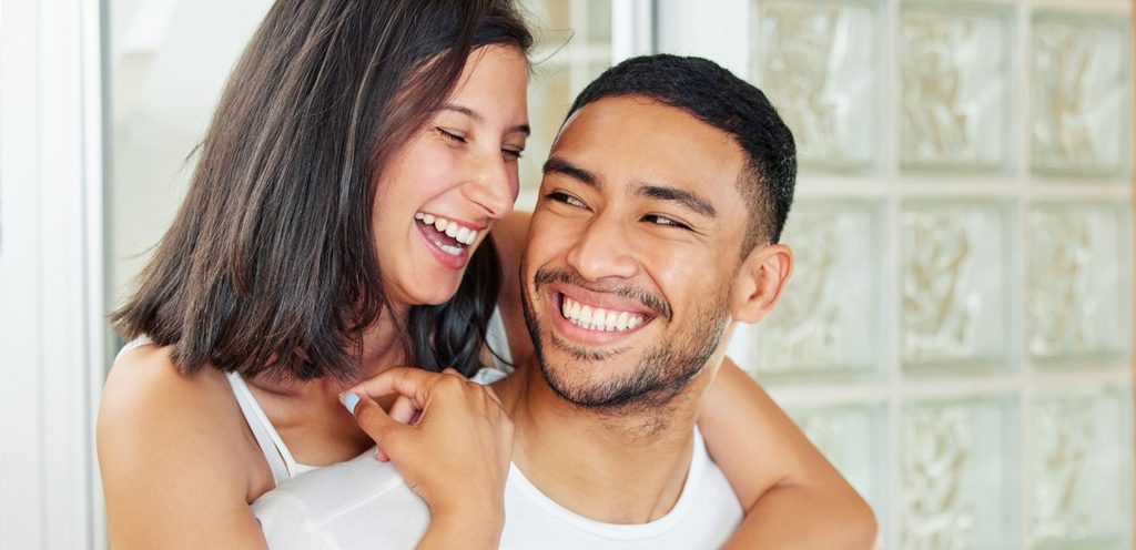 امرأة ورجل سعيدان