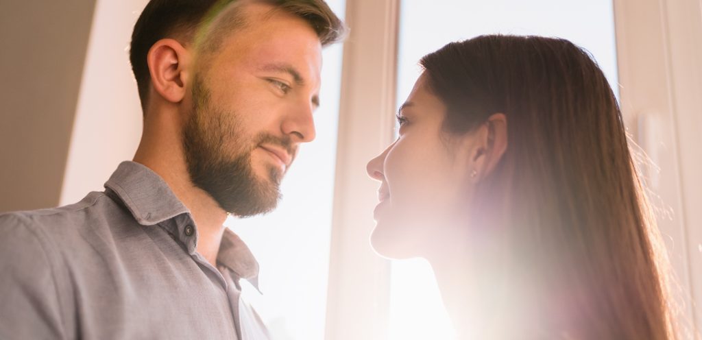 امرأة ورجل ينظران إلى بعضهما بحبّ