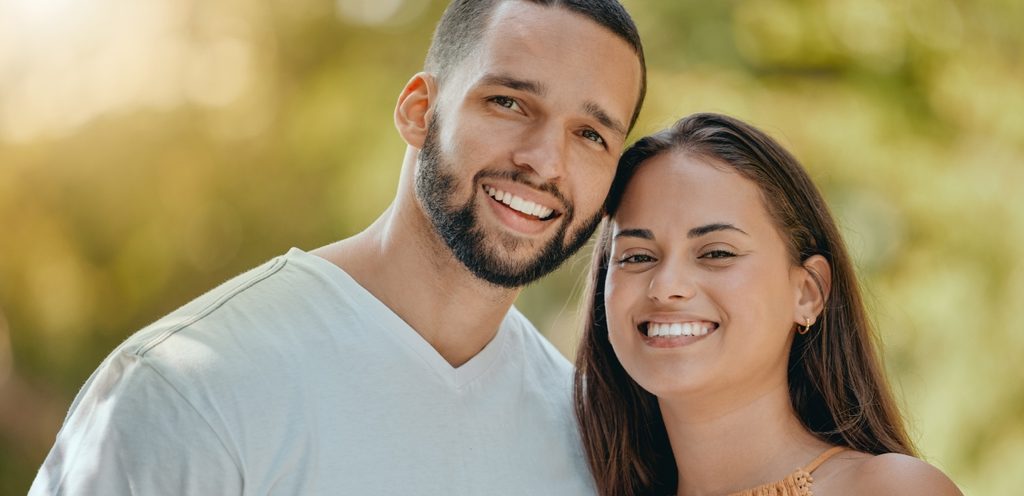 امرأة ورجل سعيدان