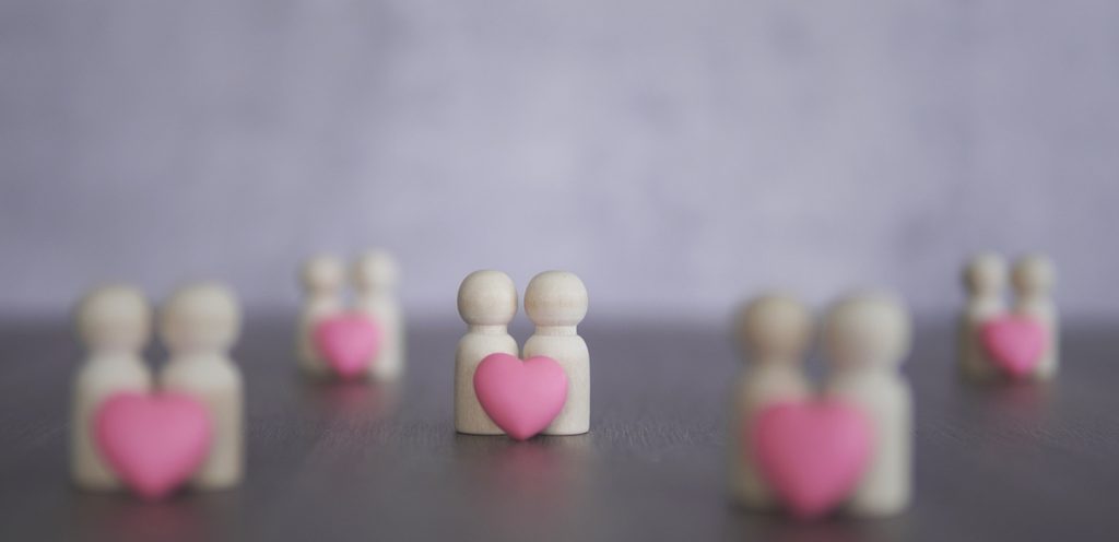 شكل شخصان خشبيّان مع قلب