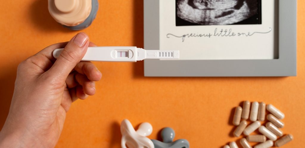 امرأة تمسك اختبار حمل