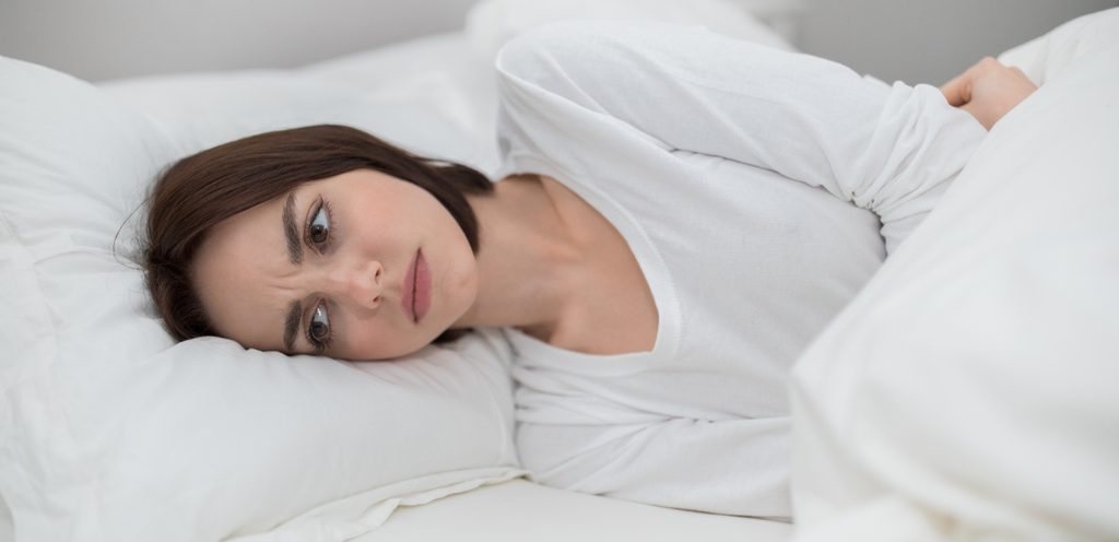 امرأة حزينة في السرير