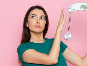 هل وزنكِ مثالي فعلًا؟ اكتشفي الرقم الذي يناسب طولكِ فورًا!
