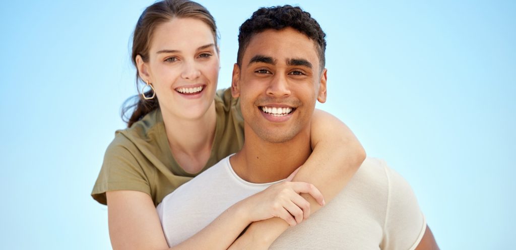 امرأة ورجل سعيدان