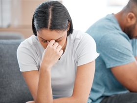 كيف تؤثر الخلافات الصغيرة على العلاقة الزوجية على المدى البعيد؟