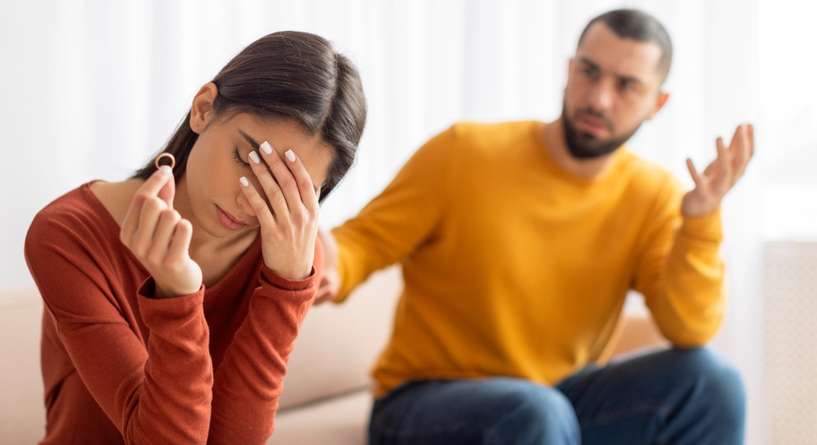 كيف يتحول تدخل أم الزوج إلى تهديد للحياة الزوجية؟