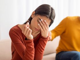 كيف يتحول تدخل أم الزوج إلى تهديد للحياة الزوجية؟