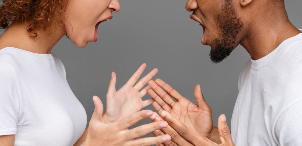 زوجان يصرخان على بعضهما بشدّة