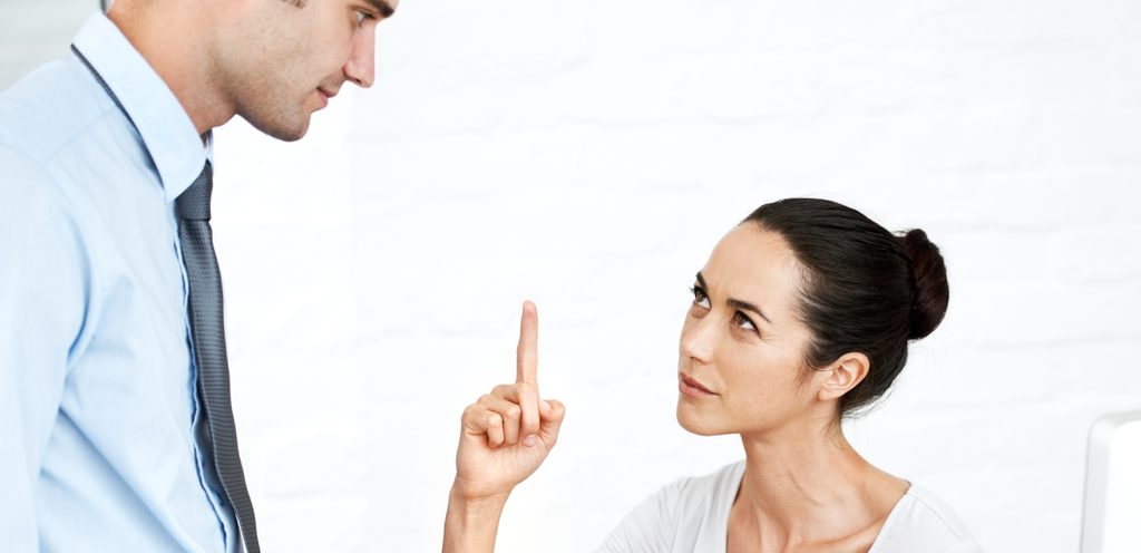 امرأة ترفع إصبعها في وجه رجل