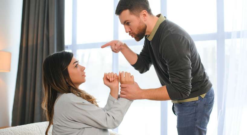 هل يمكن أن يدمر الكذب الأبيض حياتكما الزوجية من دون أن تشعرا