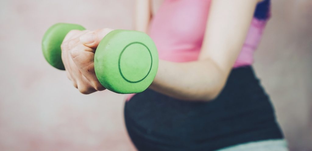 امرأة حامل تمارس الرياضة