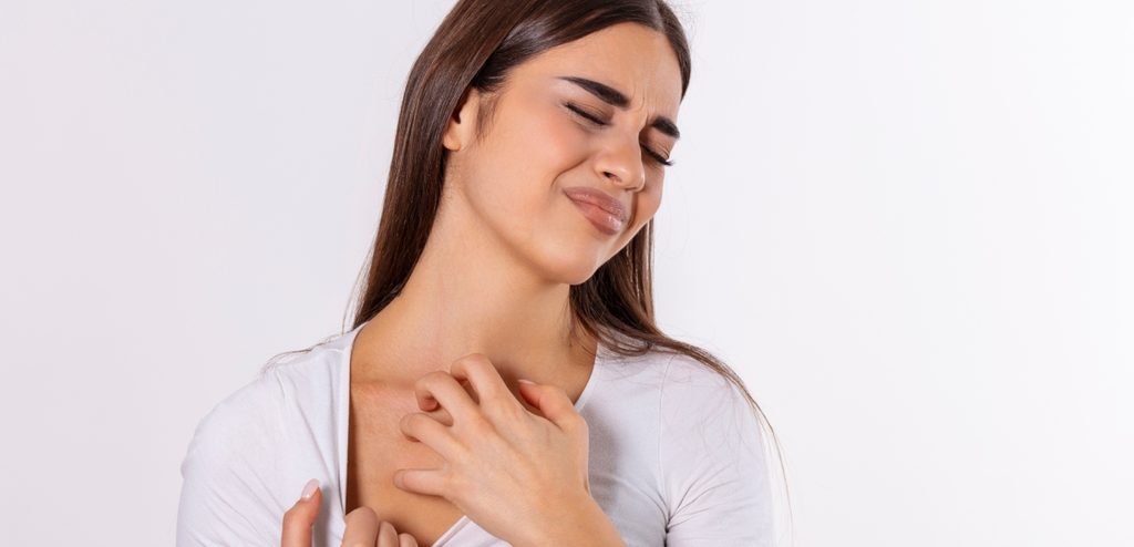 امرأة تعاني من الحكّة في رقبتها