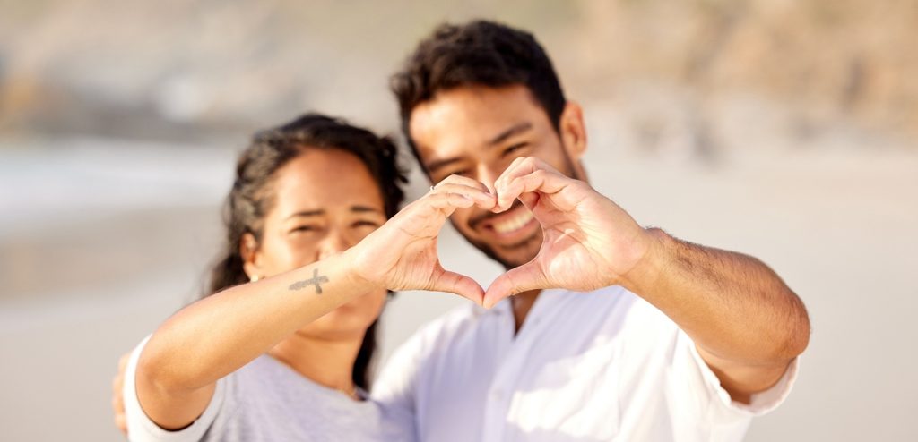 زوجان سعيدان يصنعان قلبًا بيديهما