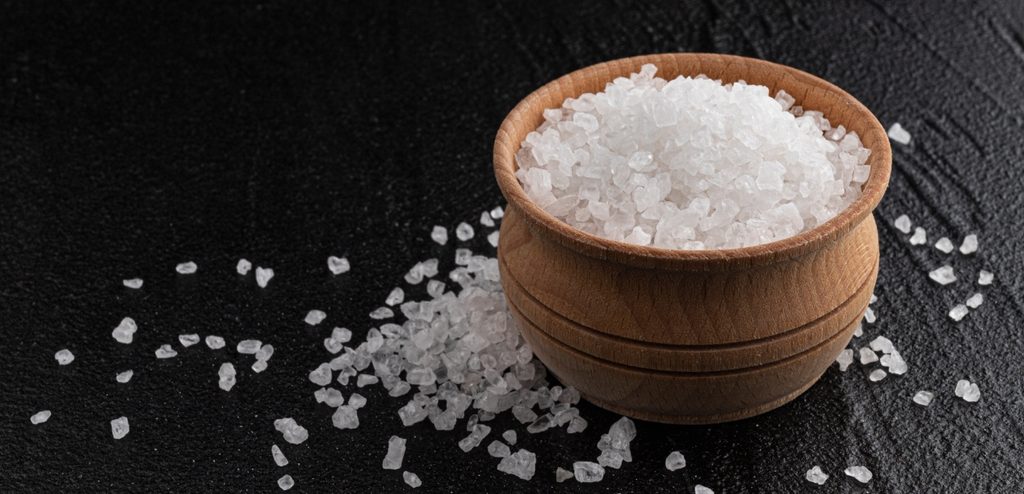 وعاء خشبي صغير من الملح