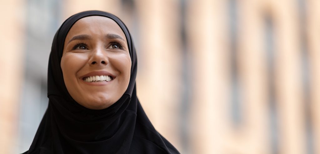 امرأة محجّبة سعيدة