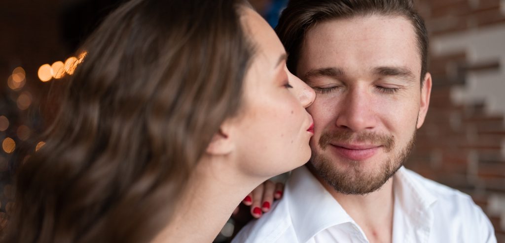 امرأة تقبّل رجل