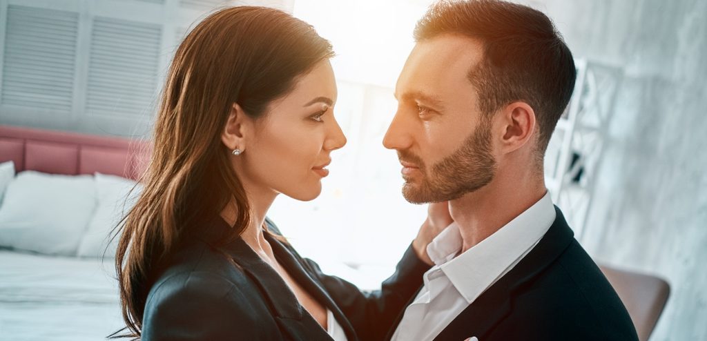 امرأة ورجل ينظران إلى بعضهما البعض عن قرب
