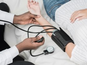 ضغط دمكِ في أول 20 أسبوعًا من الحمل يكشف مصيركِ الصحي بعد الولادة!