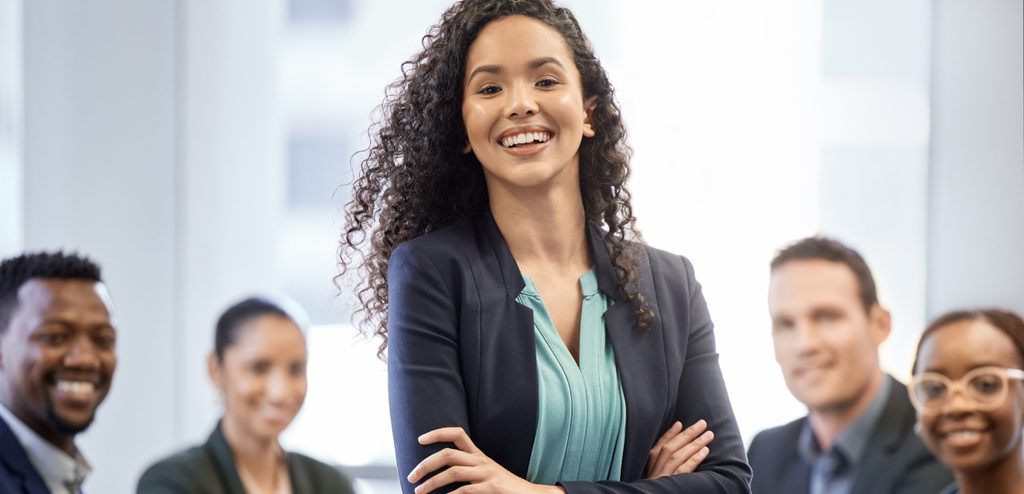 امرأة سعيدة وواثقة