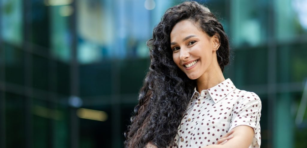 امرأة سعيدة وواثقة