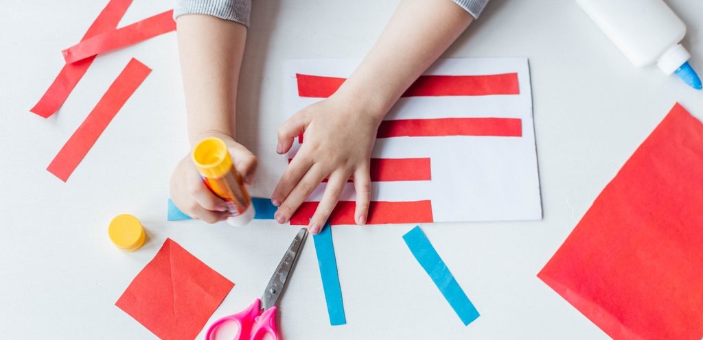 طفل يمارس فن الكولاج