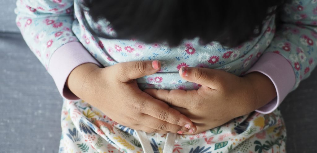 طفلة تعاني من آلام المعدة