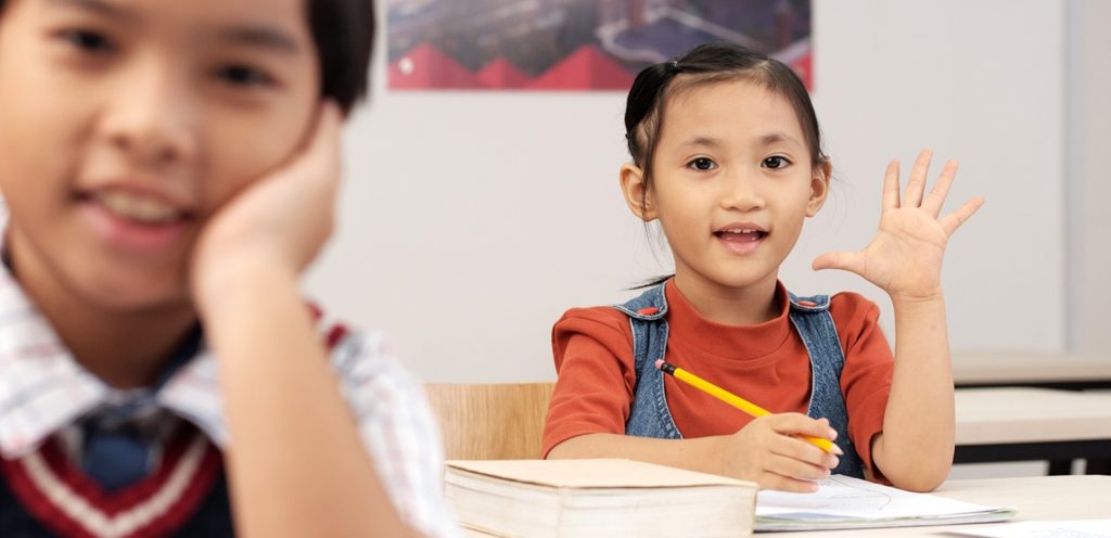 طفلة آسياويّة في المدرسة