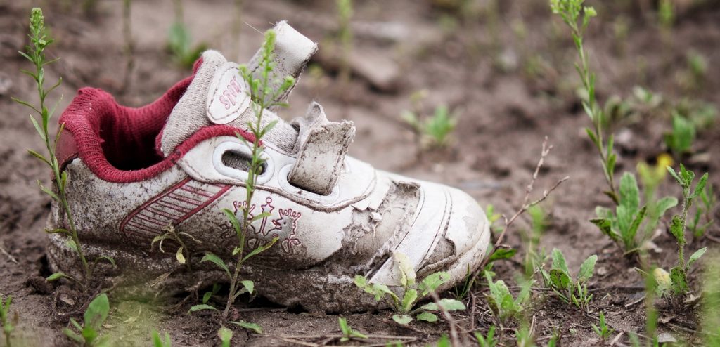 حذاء أطفال باللون الأبيض والوردي