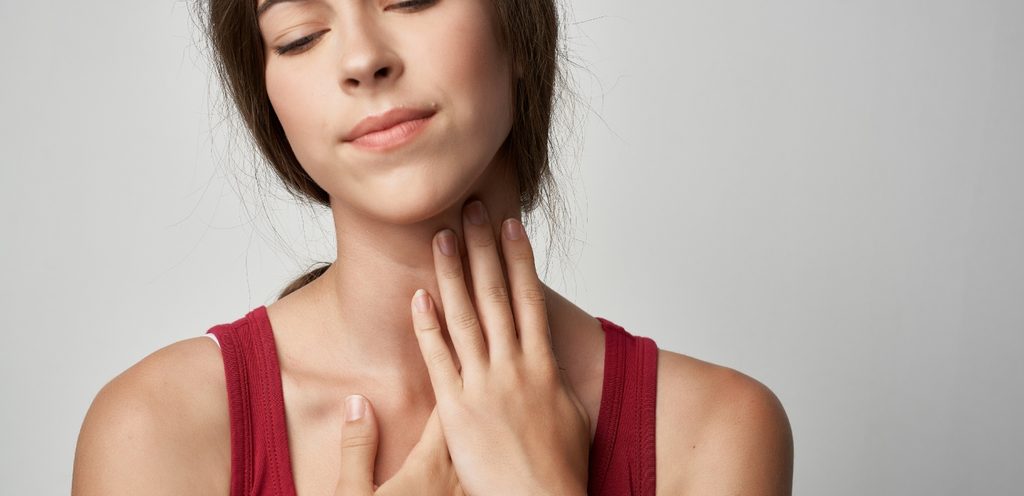 امرأة تعاني من آلام الحلق