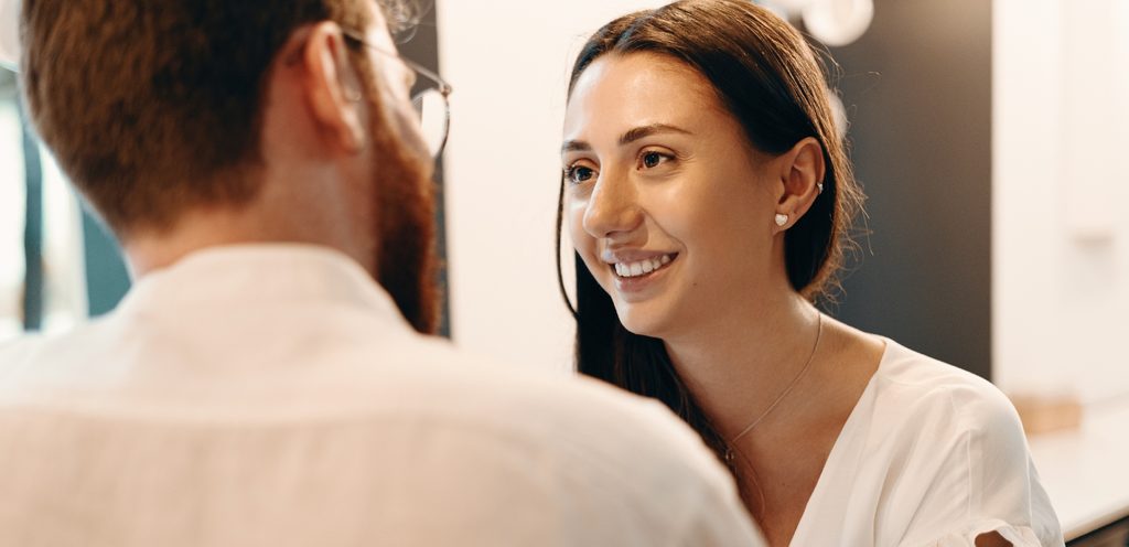 امرأة ورجل ينظران إلى بعضهما بحب