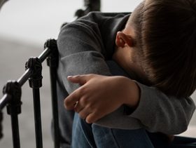 علامات التوحد المبكرة التي تجهلها معظم الأمهات.. هل طفلكِ يُظهرها؟