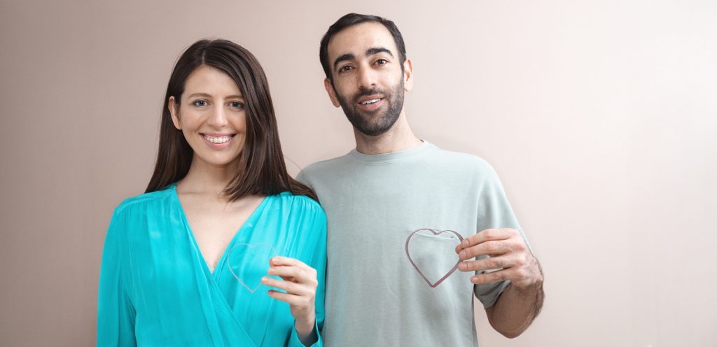 امرأة ورجل يحمل كلّ منهما قلبًا