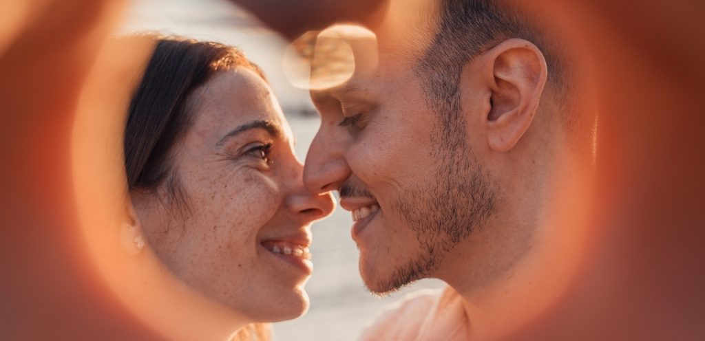 امرأة ورجل سعيدان