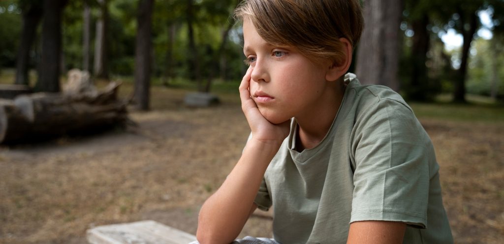 طفل حزين ووحيد