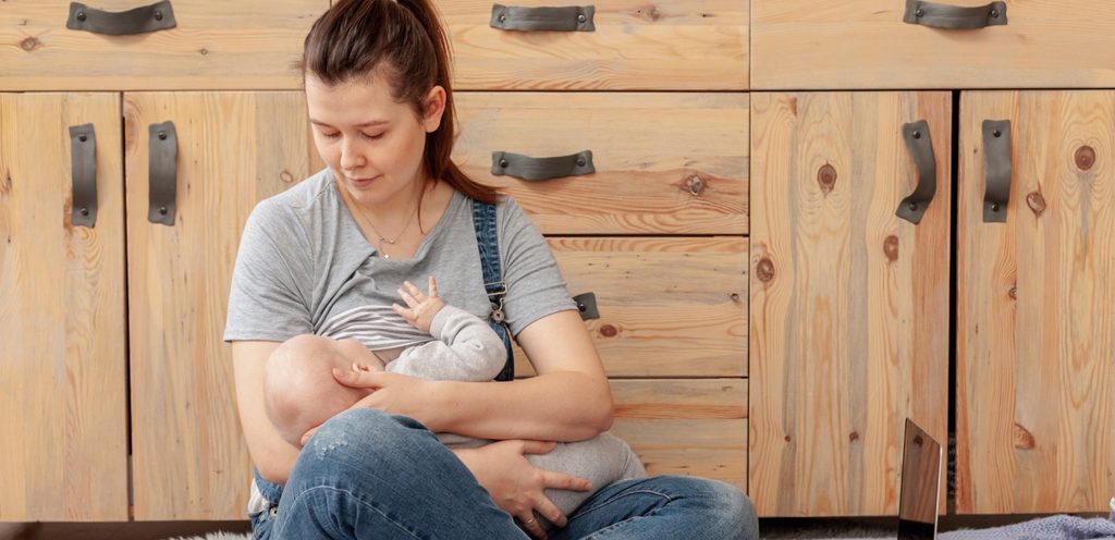 امرأة ترضع طفلها