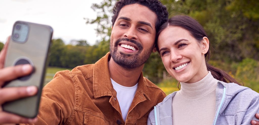 امرأة ورجل سعيدان يلتقطان صورة سيلفي