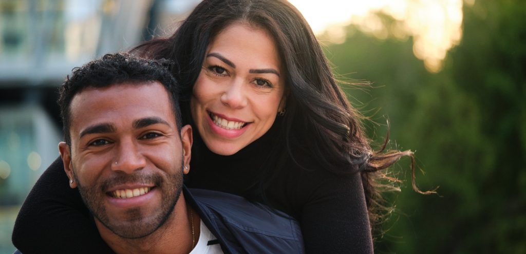 امرأة ورجل سعيدان