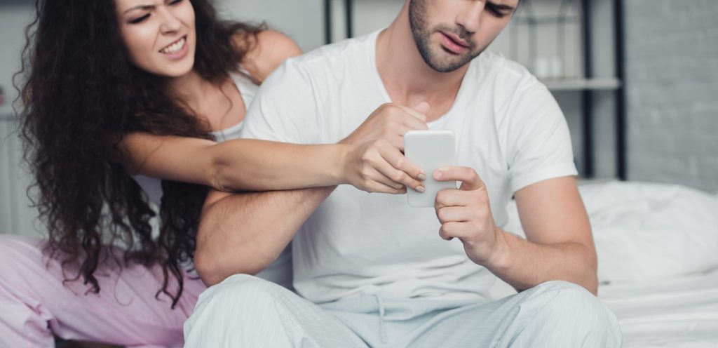 امرأة تحاول أخذ جوّال زوجها بالقوّة