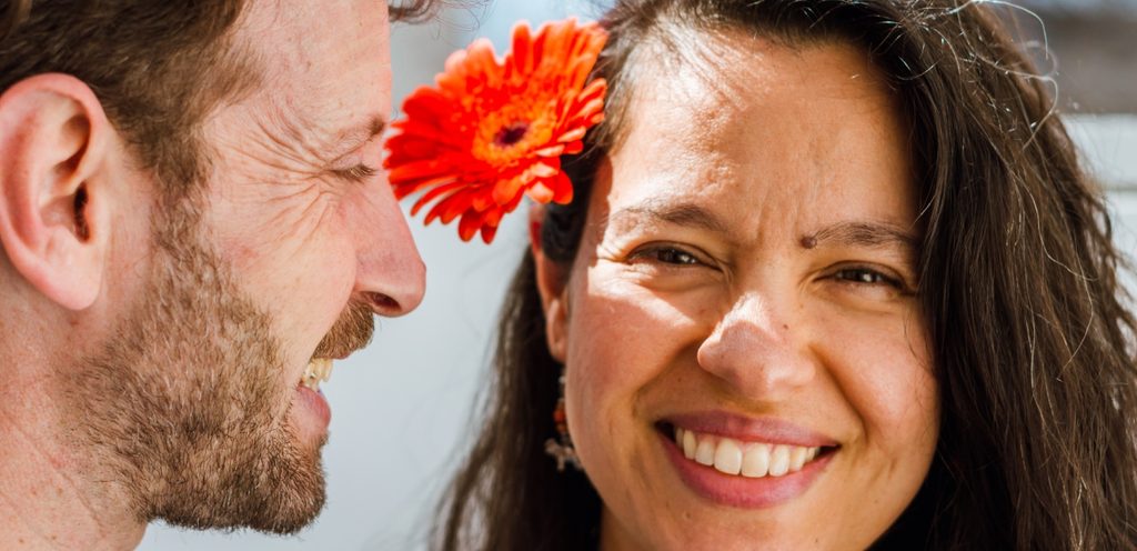 امرأة ورجل سعيدان