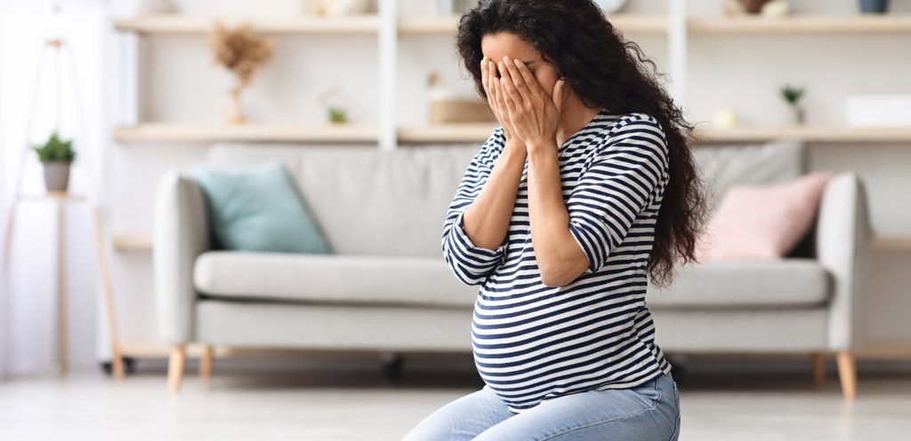 امرأة حامل حزينة