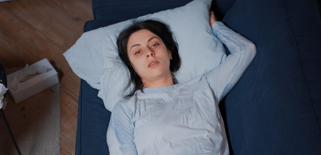 امرأة مُتعبَة في السرير