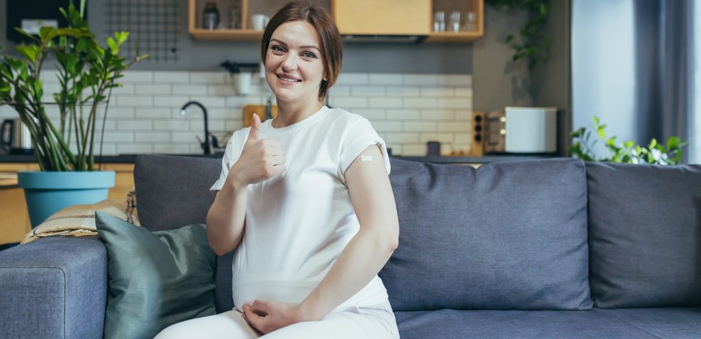 امرأة حامل سعيدة