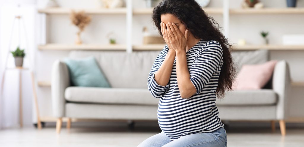 امرأة حامل حزينة