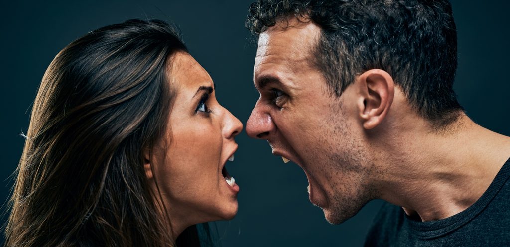 زوجان يصرخان على بعضهما بشدّة